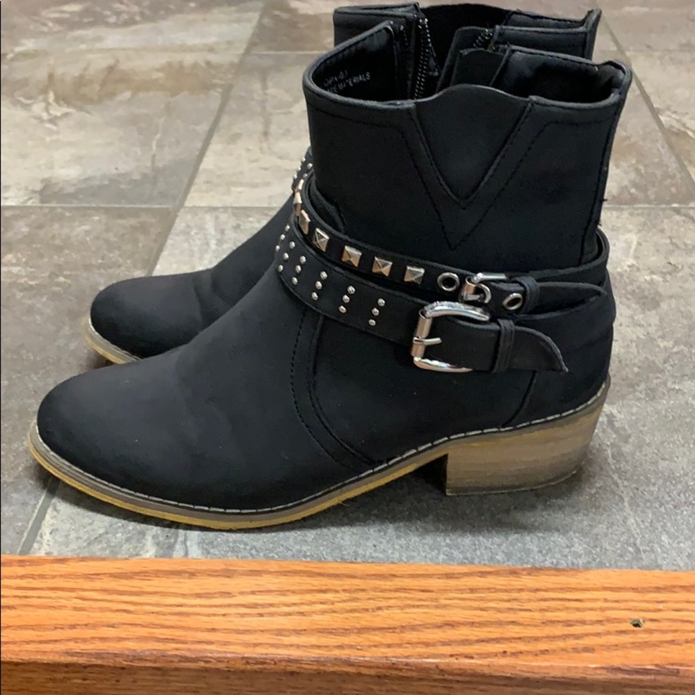Corrina boots size 5.5 (fit like a women’s 6)